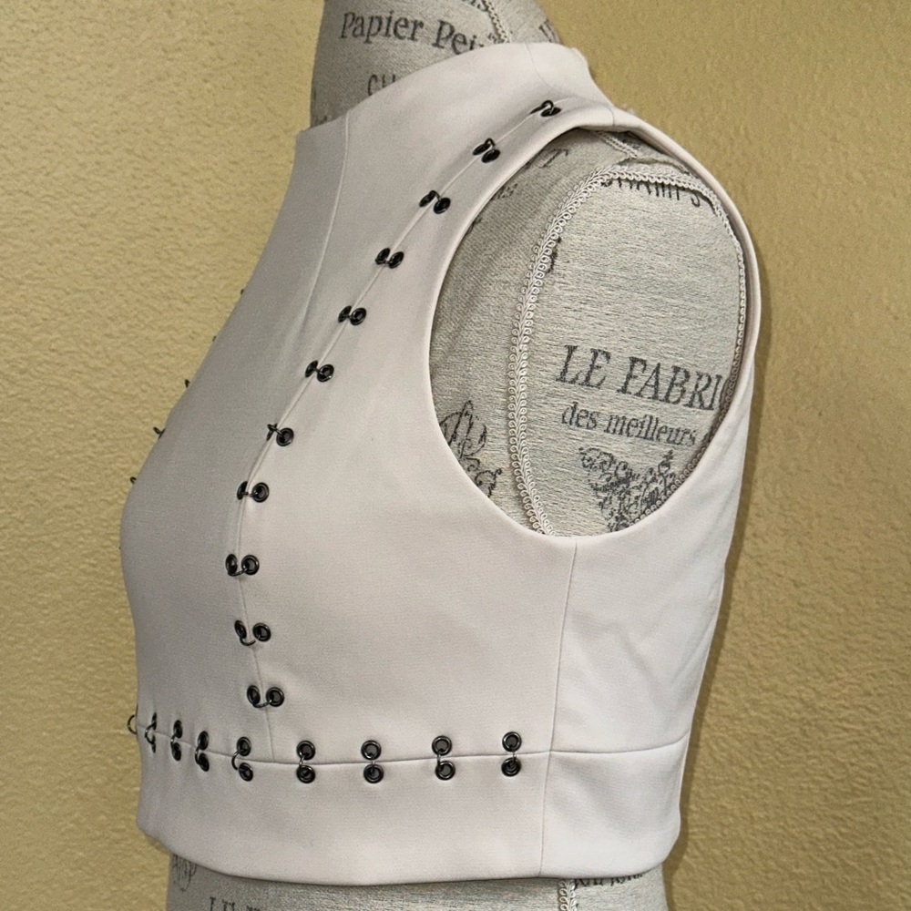 Topshop Cream Structured Crop
Top with Silver Eyelet Detailing Size 6 Like New! - Picture 3 of 9